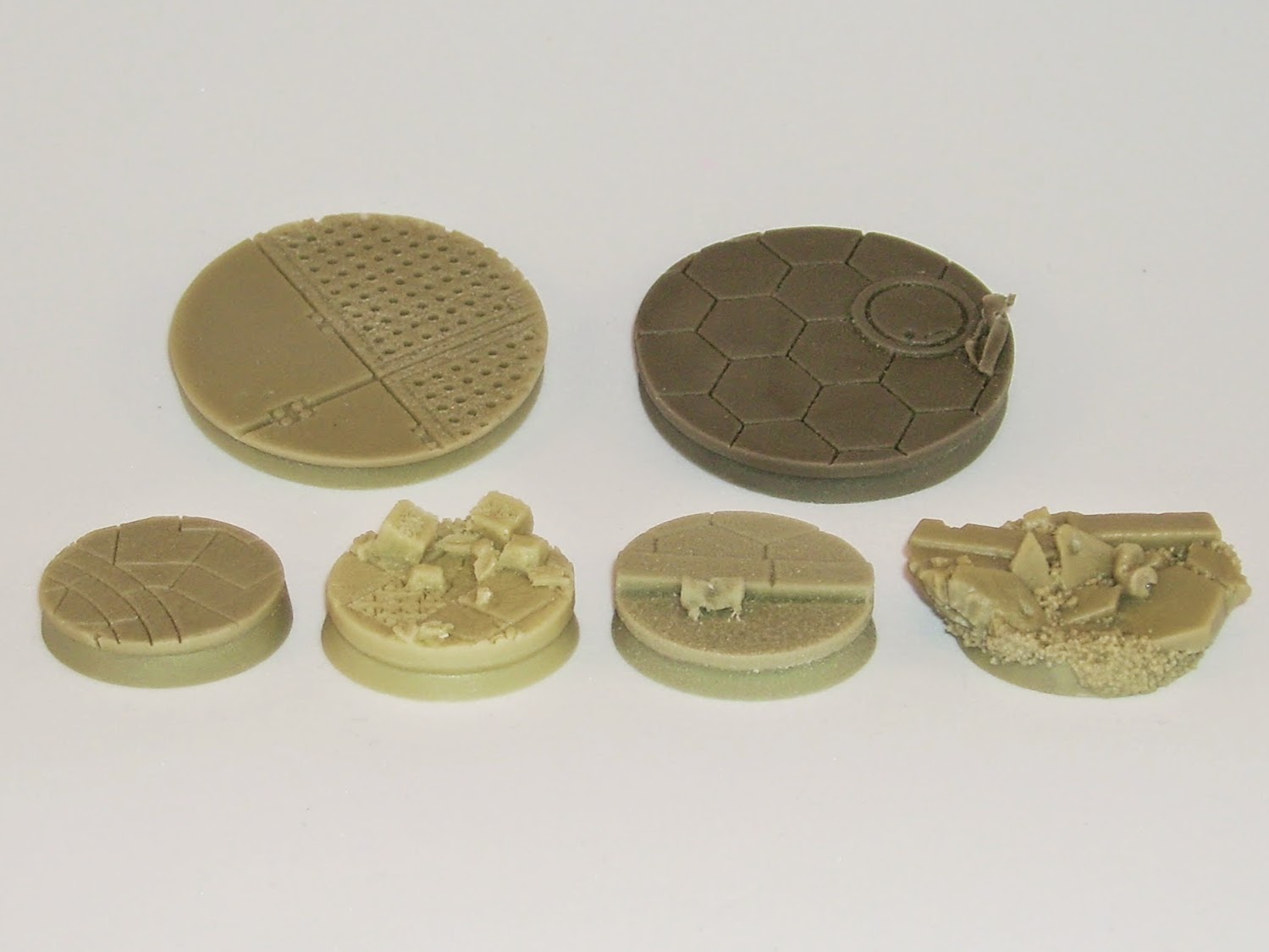 25mm Urban Rubber Resin Bases – Broken Concrete City Road Scenery (x1)